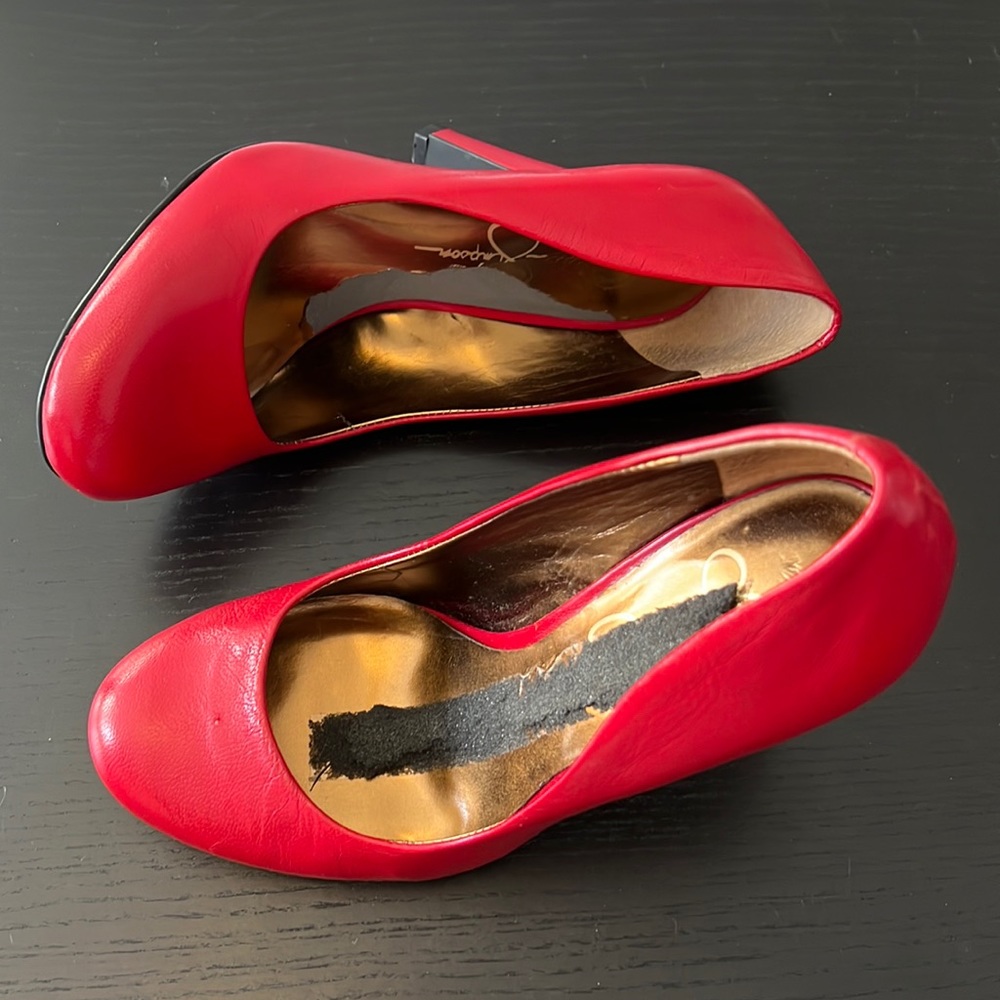 Red Jessica Simpson pumps 👠